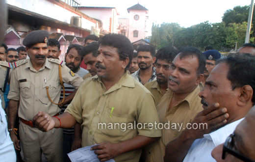 Auto drivers protest at mangalore railway stations